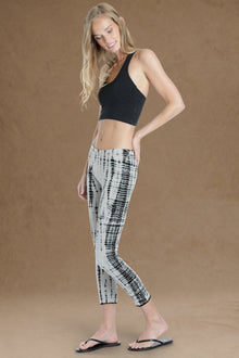 Women | Low Rise Crop Legging | Heather Gray/All Over Lizard 1