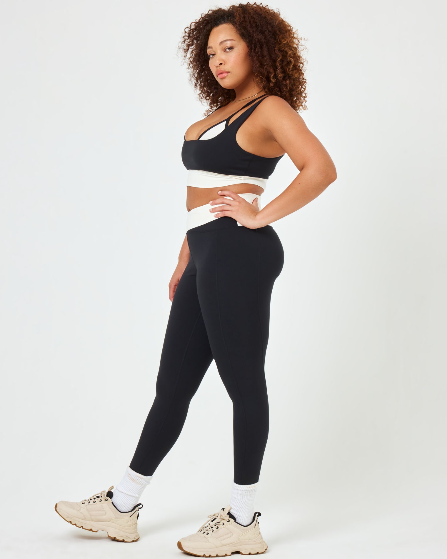 Black-Cream | Model: Amber (size: XL)