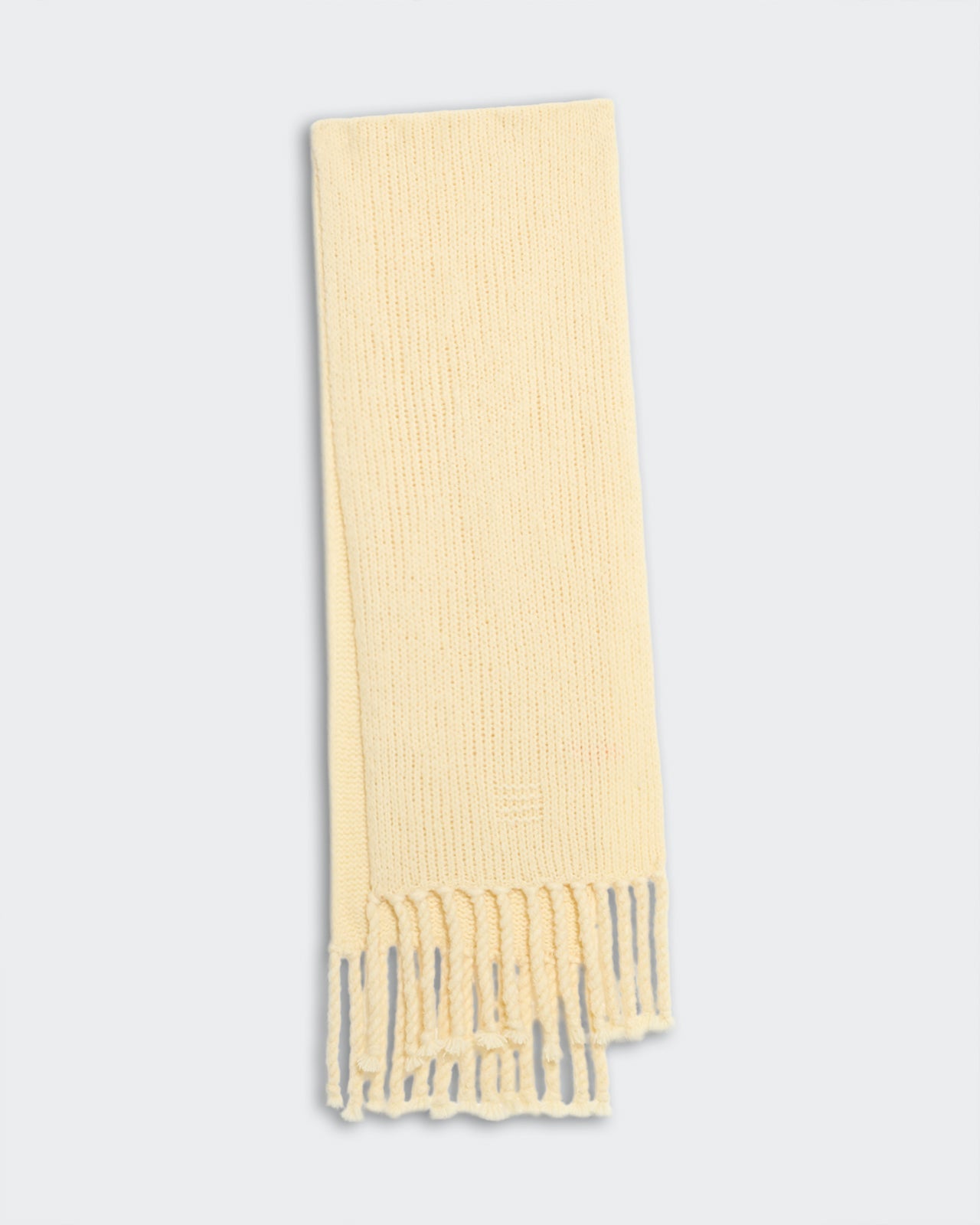 Cream-colored chunky knit jersey scarf with twisted tassels made from 90% merino wool and 10% polyamide