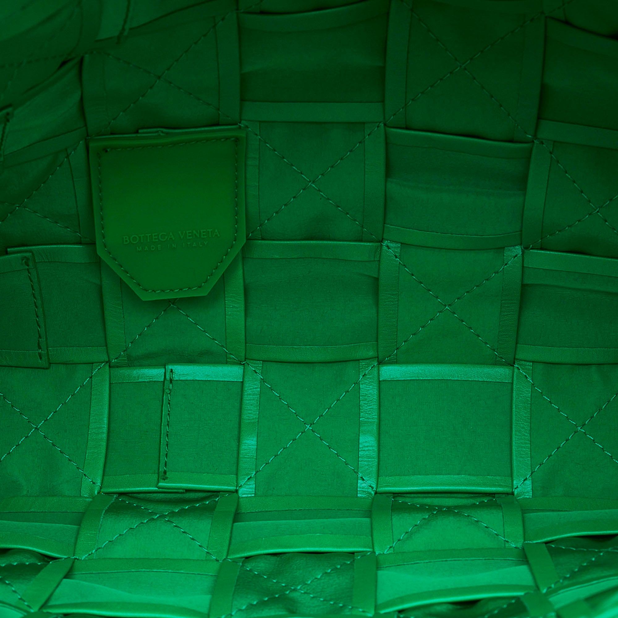 Bottega Veneta | Pre-Owned Maxi Paper Calfskin Intrecciato Cassette Crossbody | Green