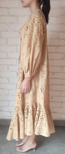 Rococo Sand | Moss Cape | Nude