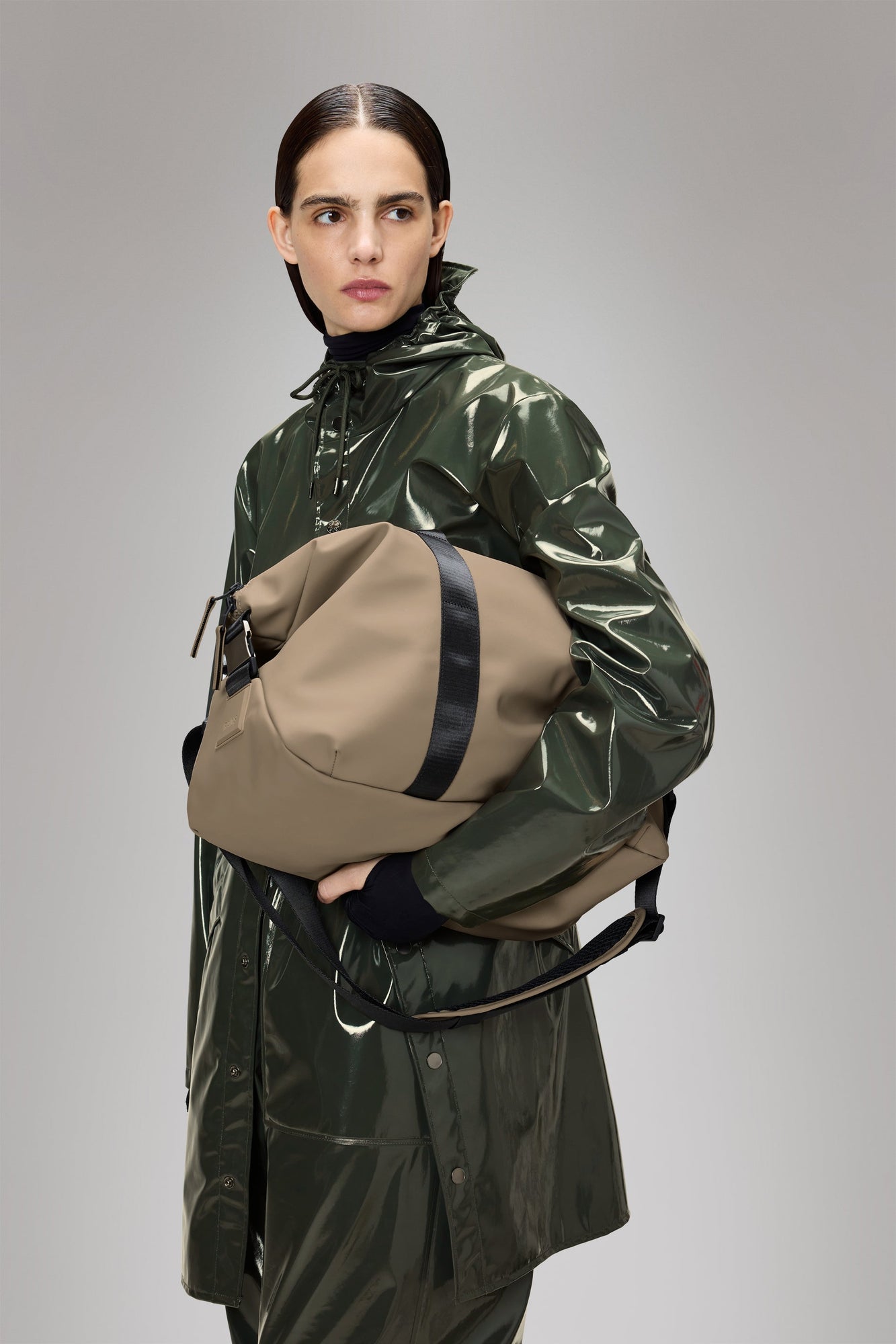 RAINS Valera Weekend Bag Small Beige 20L H35 x D19 x W46 cm Weekender