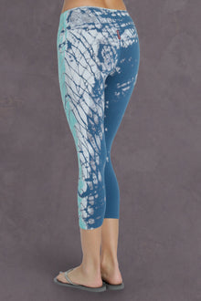 Women | Flat Waist Capri Legging | Diagonal Butterfly Wash 6